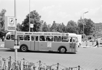831171 Afbeelding van een autobus op lijn 4 op de hoek van de Tunnelweg (links) en Leidseweg te Utrecht.